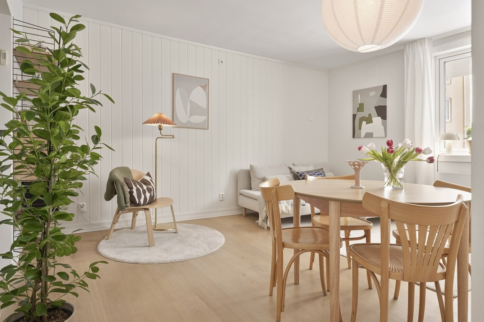 Spiseplassen er naturlig integrert i stuen, med god plass til hyggelige måltider. Galleribilde