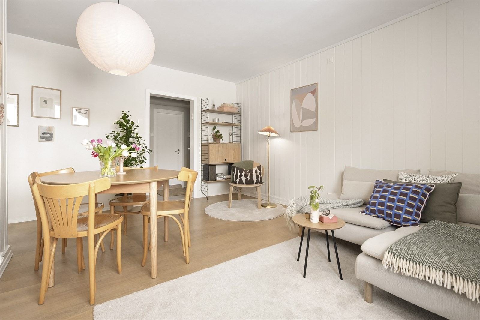 Stuen er et lyst og åpent rom med parkett på gulvet og plass til både spise- og sofagruppe. Galleribilde