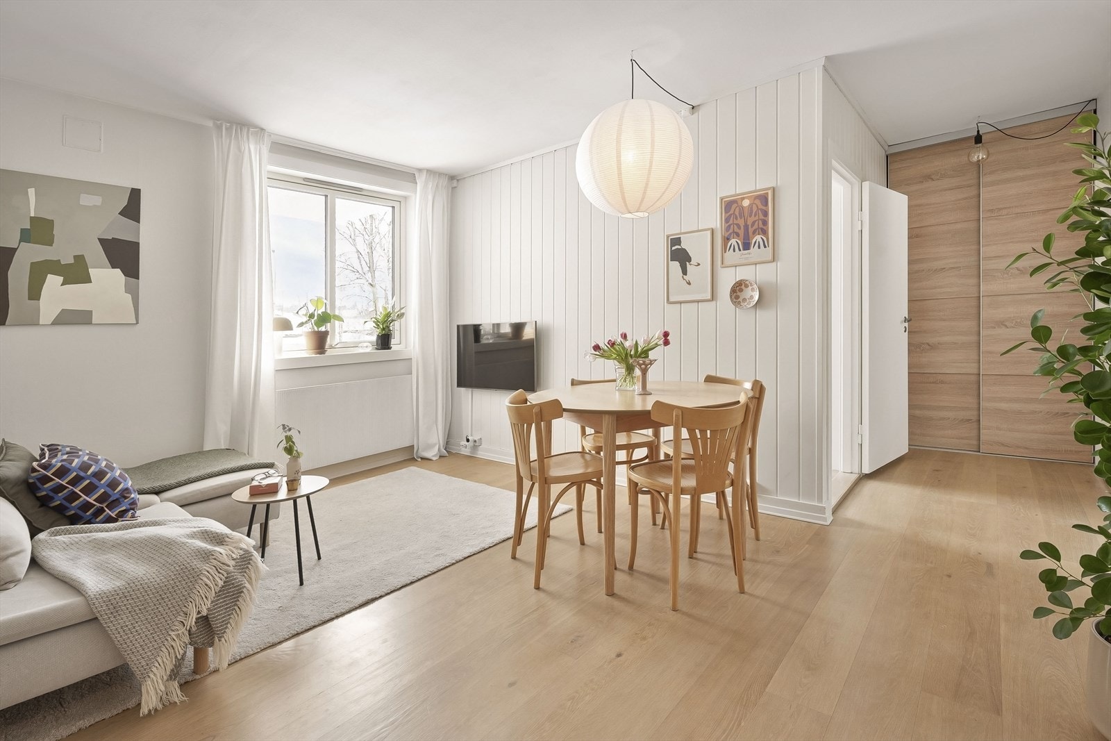 Fra stuen er det enkel tilgang til leilighetens øvrige rom, som skaper en god flyt i boligen. Galleribilde