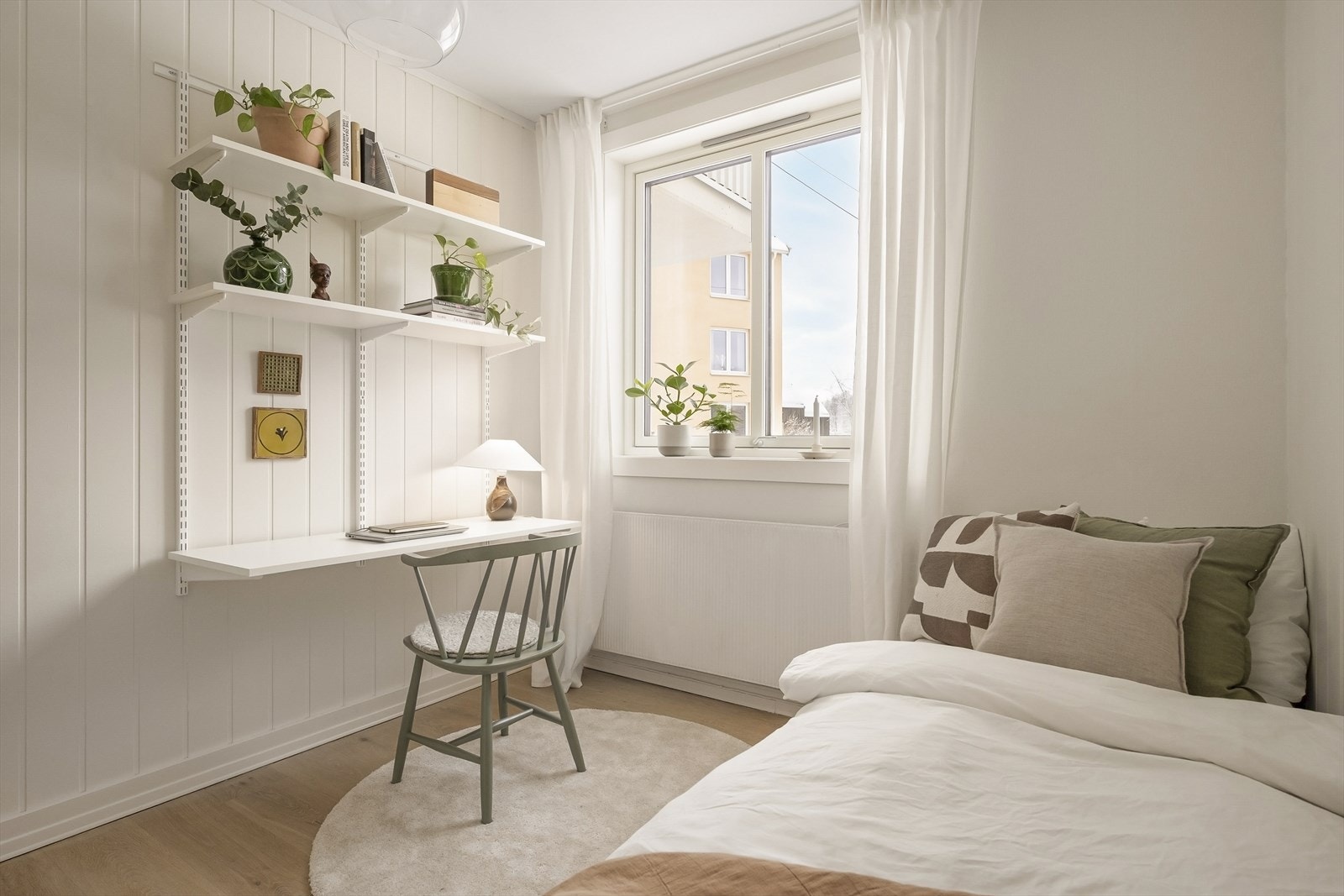 Det andre soverommet egner seg godt som barnerom, gjesterom eller kontor. Galleribilde