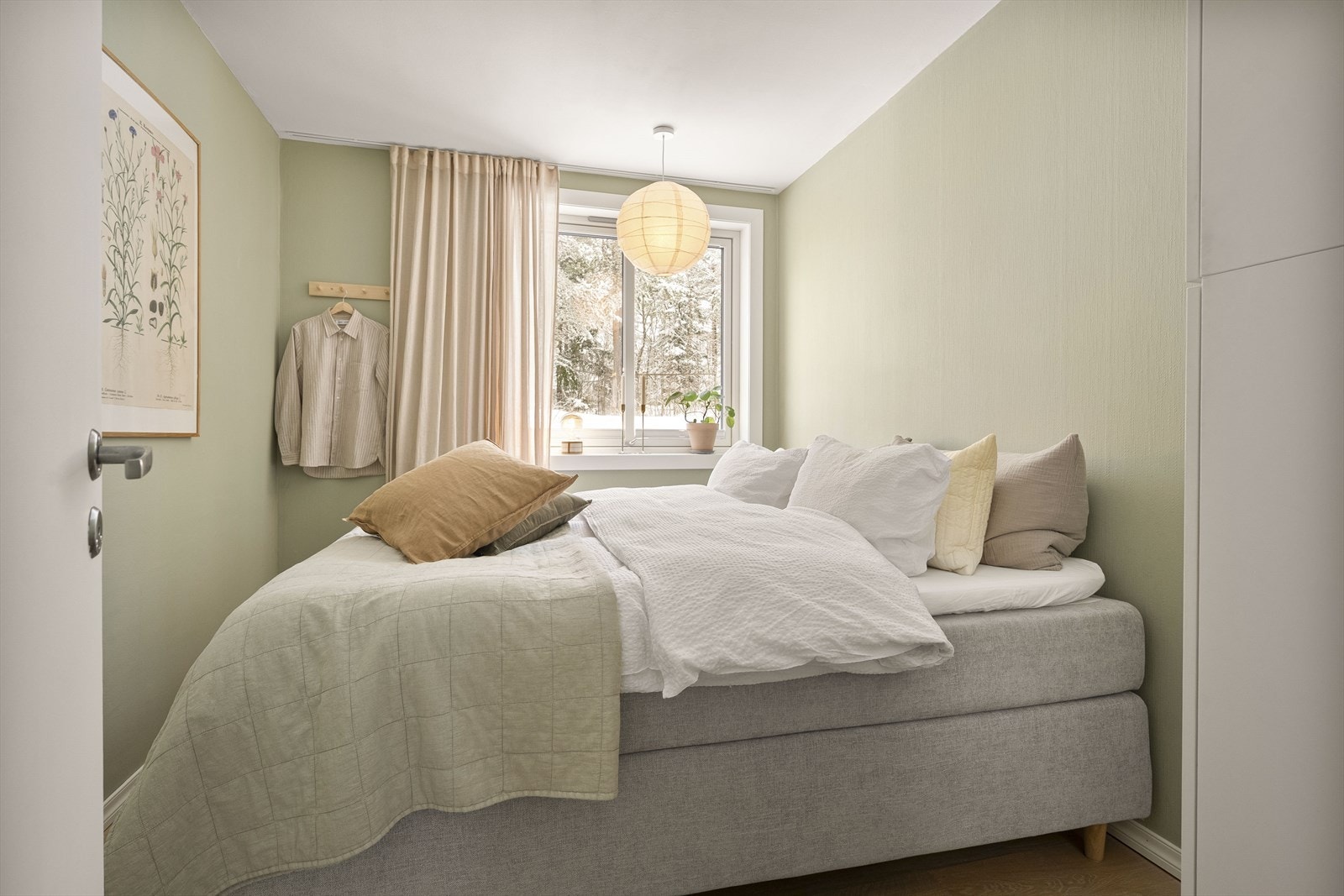 Hovedsoverommet er malt i en behagelig farge og har plass til dobbeltseng. Galleribilde