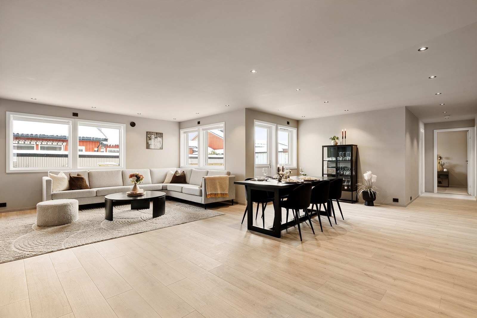 Geir Einar Moen v. Emera Eiendomsmegling ønsker velkommen til Mathias Lunds gate 46! Foto: Julian Nonstad (Nonstad foto). Galleribilde