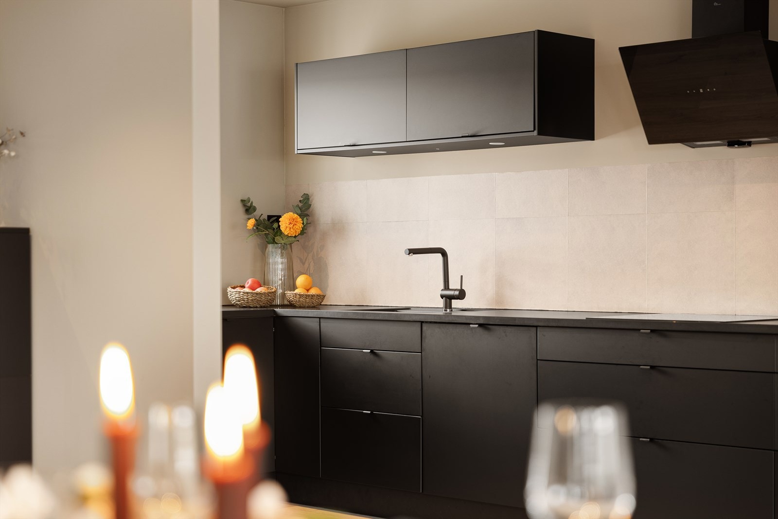 Detaljer som nedfelt vask og moderne armatur understreker den gjennomførte stilen. Galleribilde