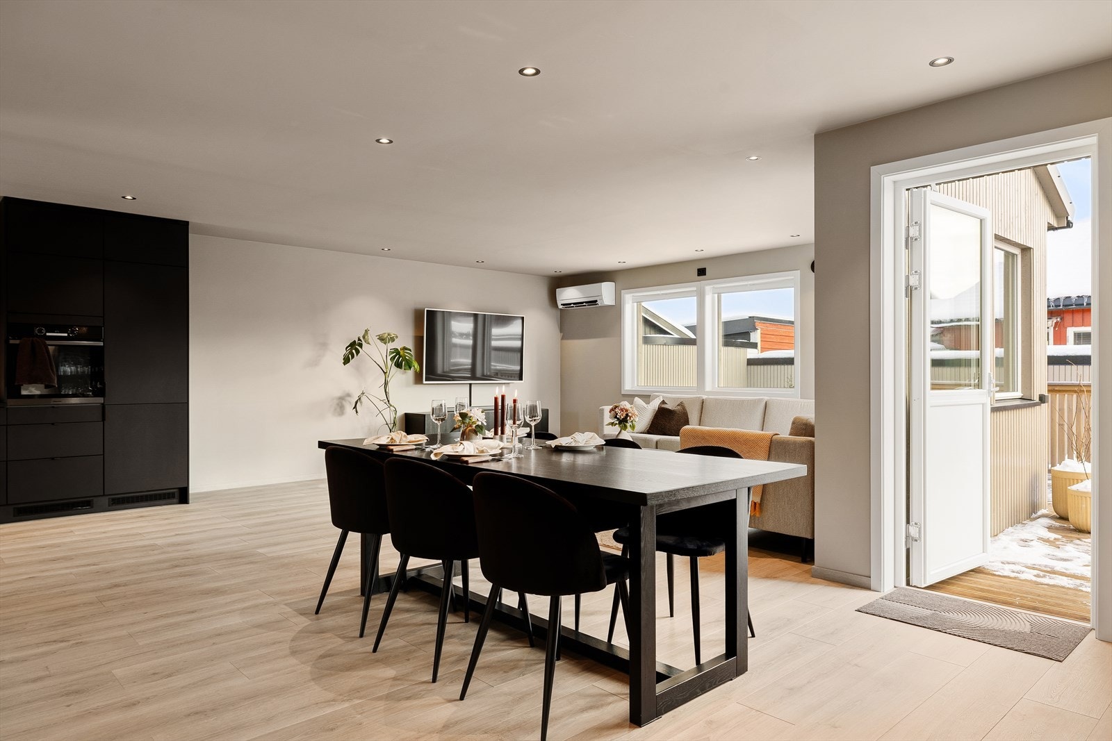 Fra stuen har man utgang til en terrasse på hele 29 kvm. Her er det god plass til en sittegruppe for å nyte utelivet. Galleribilde