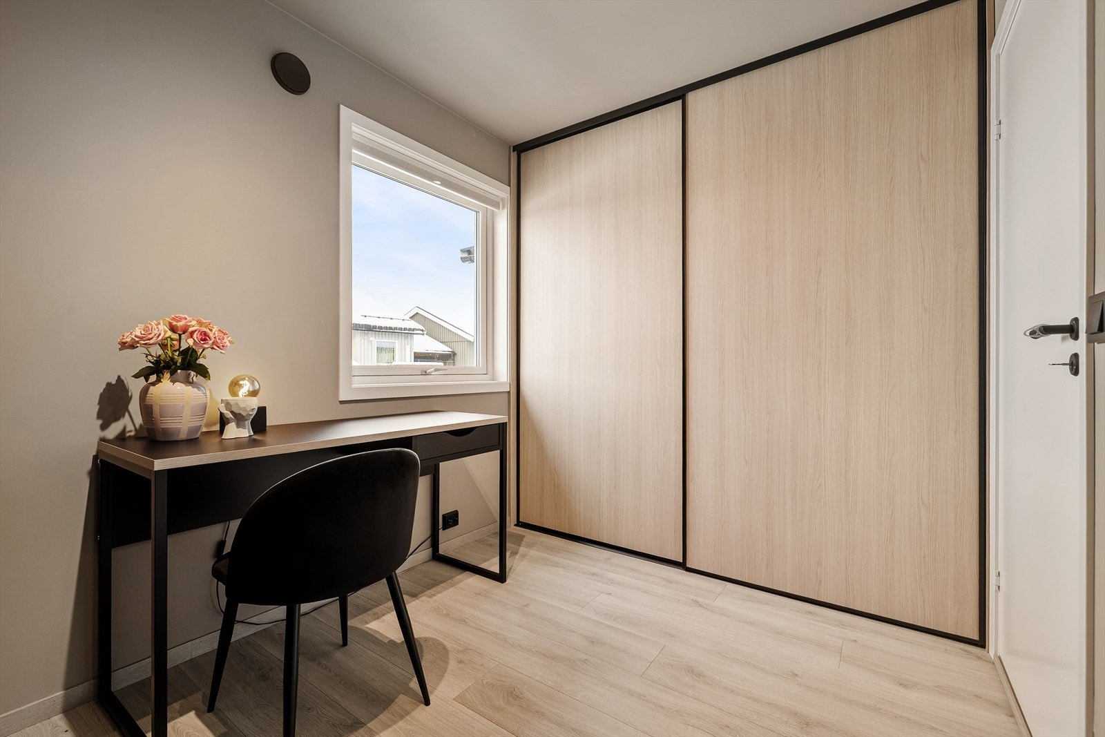 Soverommet har integrert garderobeskap som gir gode oppbevaringsmuligheter. Galleribilde