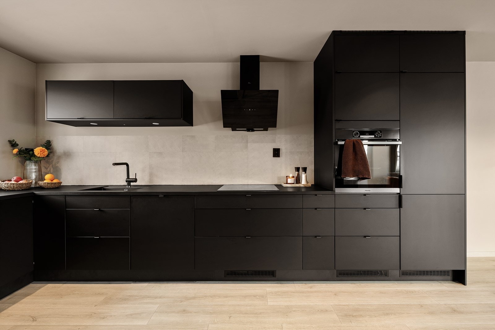 Et stilrent og gjennomført kjøkken med god skap- og benkeplass. Galleribilde