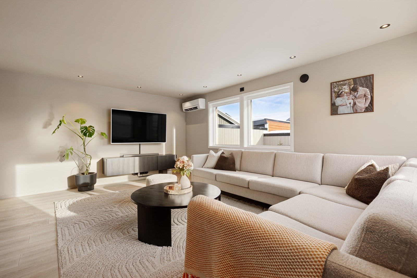 En åpen og innbydende stue som danner en perfekt ramme for hyggelige sammenkomster. Galleribilde