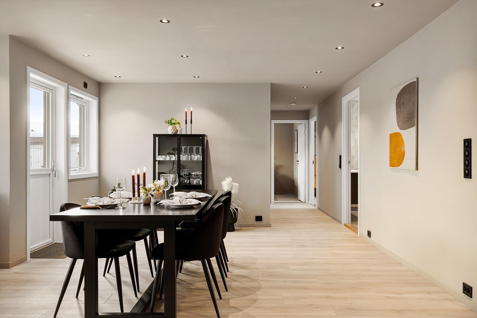 Her er det god plass til et stort spisebord hvor du kan invitere venner og familie til hyggelige sammenkomster. Galleribilde