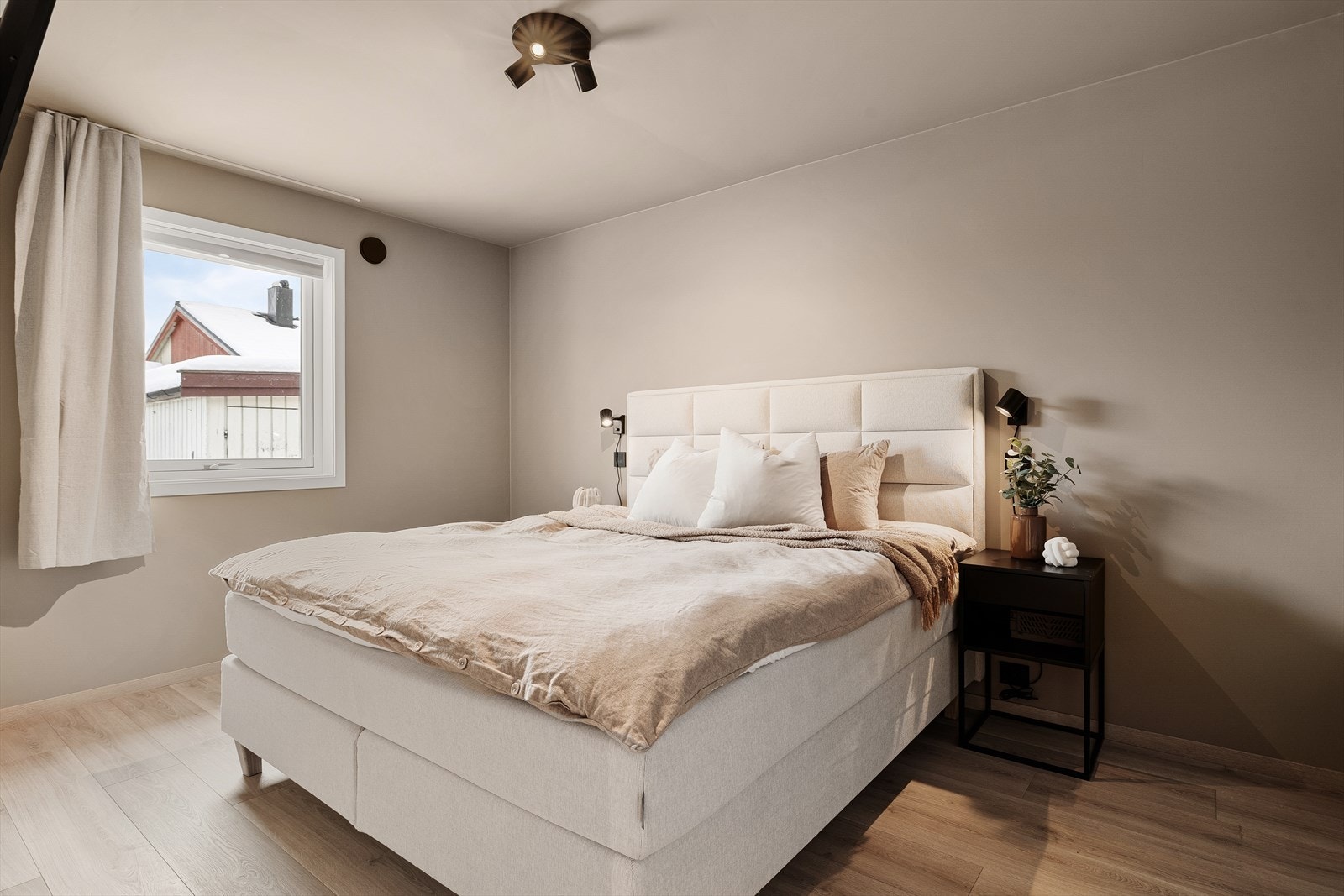 Lekkert hovedsoverom på ca. 11 kvm med rolig fargepalett og plass til stor dobbeltseng. Galleribilde