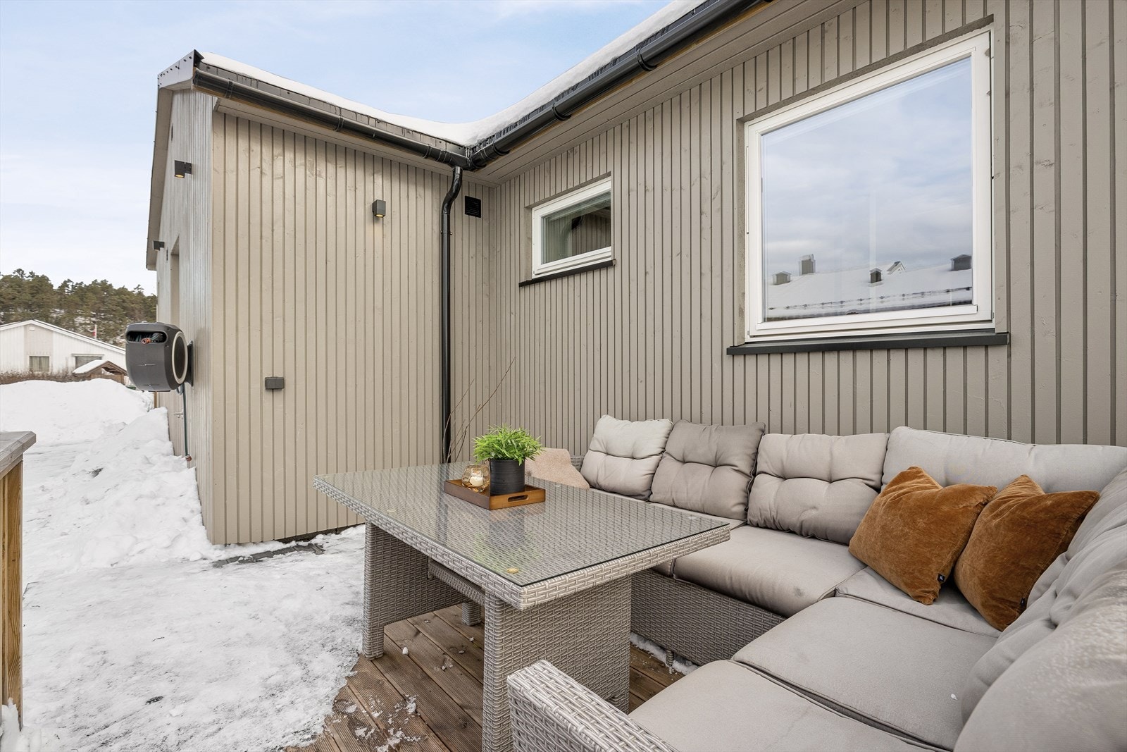 Hyggelig uteplass med god plass til sittegruppe. Galleribilde