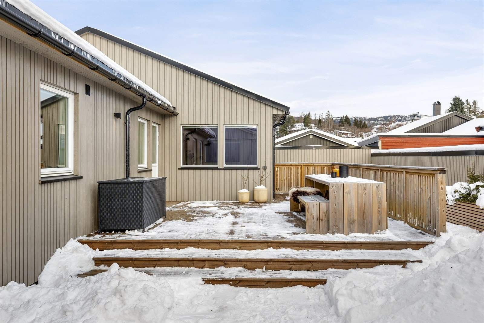 Terrassen har god bredde og fungerer som en flott forlengelse av oppholdsrommet. Galleribilde