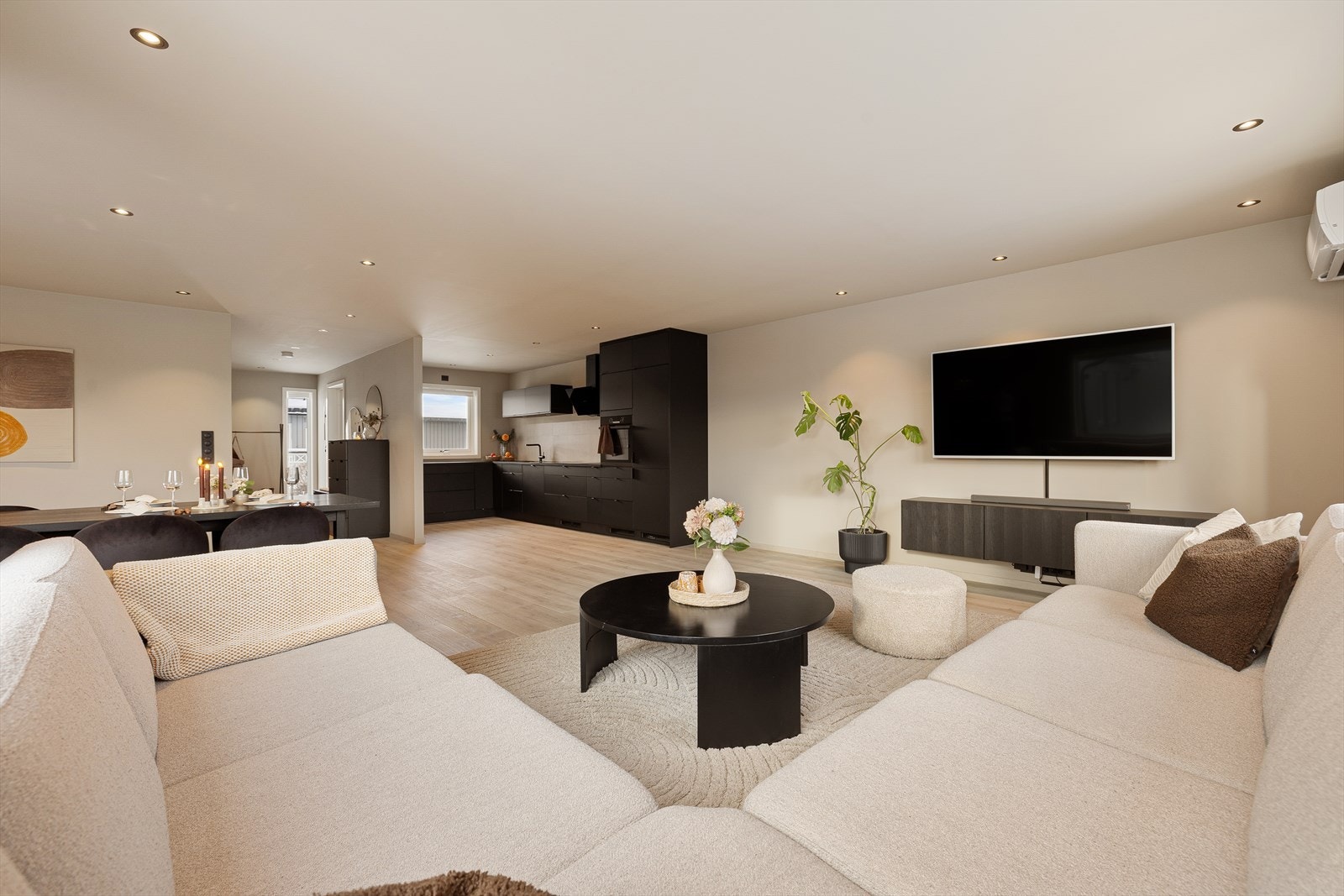 Veggflatene er malt i myke, lyse nyanser som skaper et stilrent og moderne helhetsinntrykk. Galleribilde