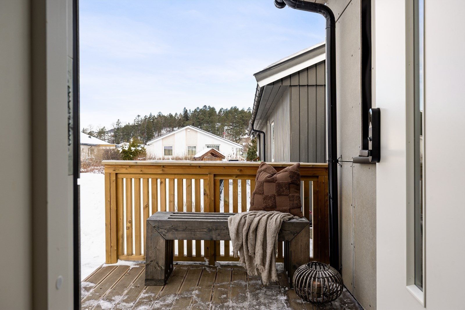 Et koselig inngangsparti med glassfelt i entrédøren og elektrisk kodelås. Galleribilde