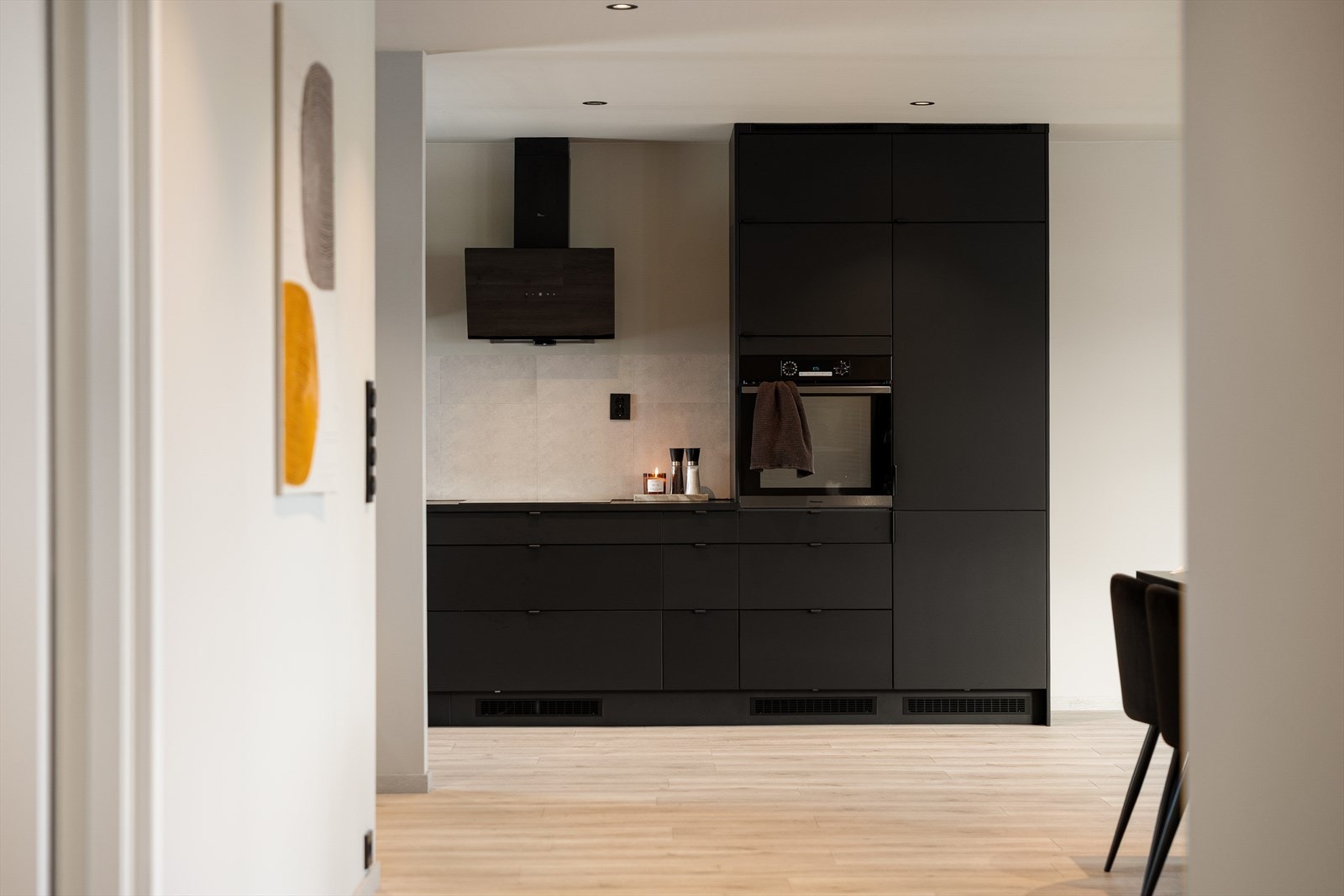 Det er integrerte hvitevarer som induksjonsplatetopp, oppvaskmaskin, stekeovn og kjøl-/fryseskap. Galleribilde