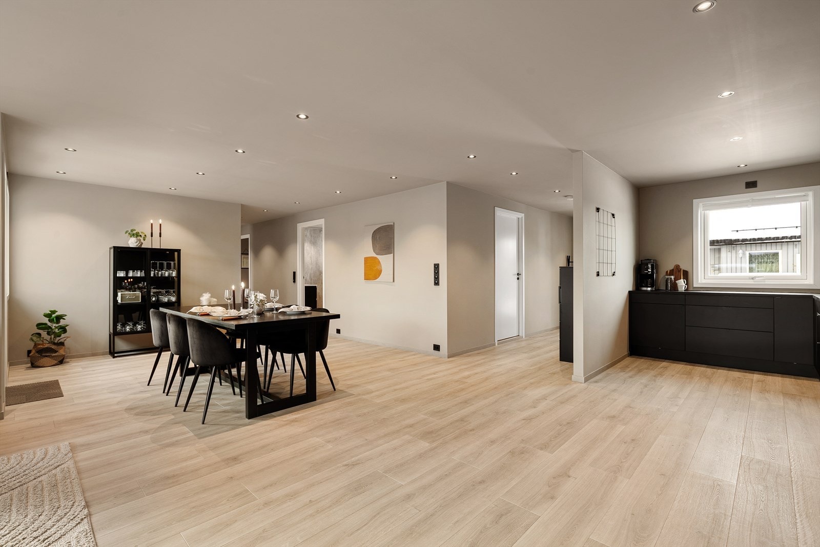 Den åpne planløsningen gir en fin flyt mellom matlaging, måltider og avslapning. Galleribilde