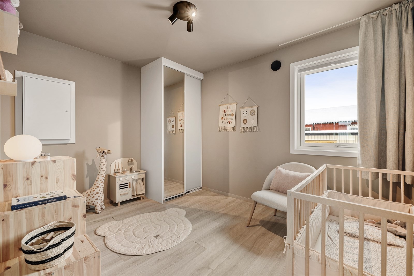 Boligens andre soverom har god størrelse og er godt egnet som barnerom. Galleribilde