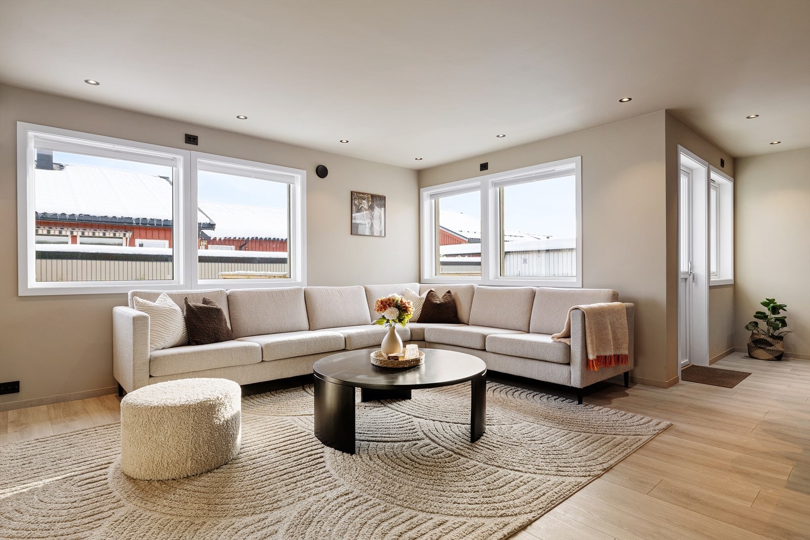 De gjennomgående sorte detaljene gir boligen et moderne og lekkert uttrykk. Galleribilde