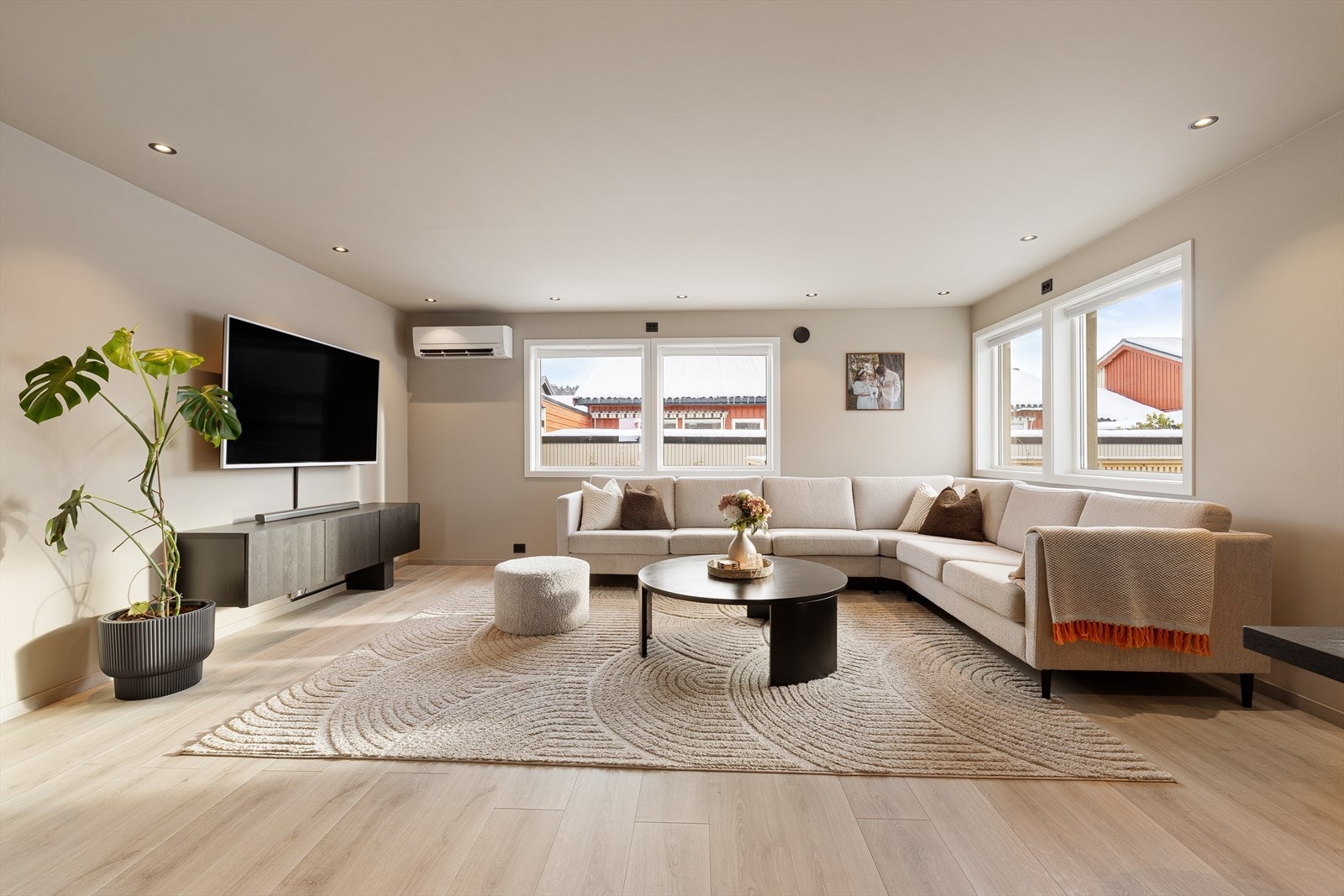 Innfelte downlights og store vinduer som bidrar til en lys og luftig romfølelse. Galleribilde