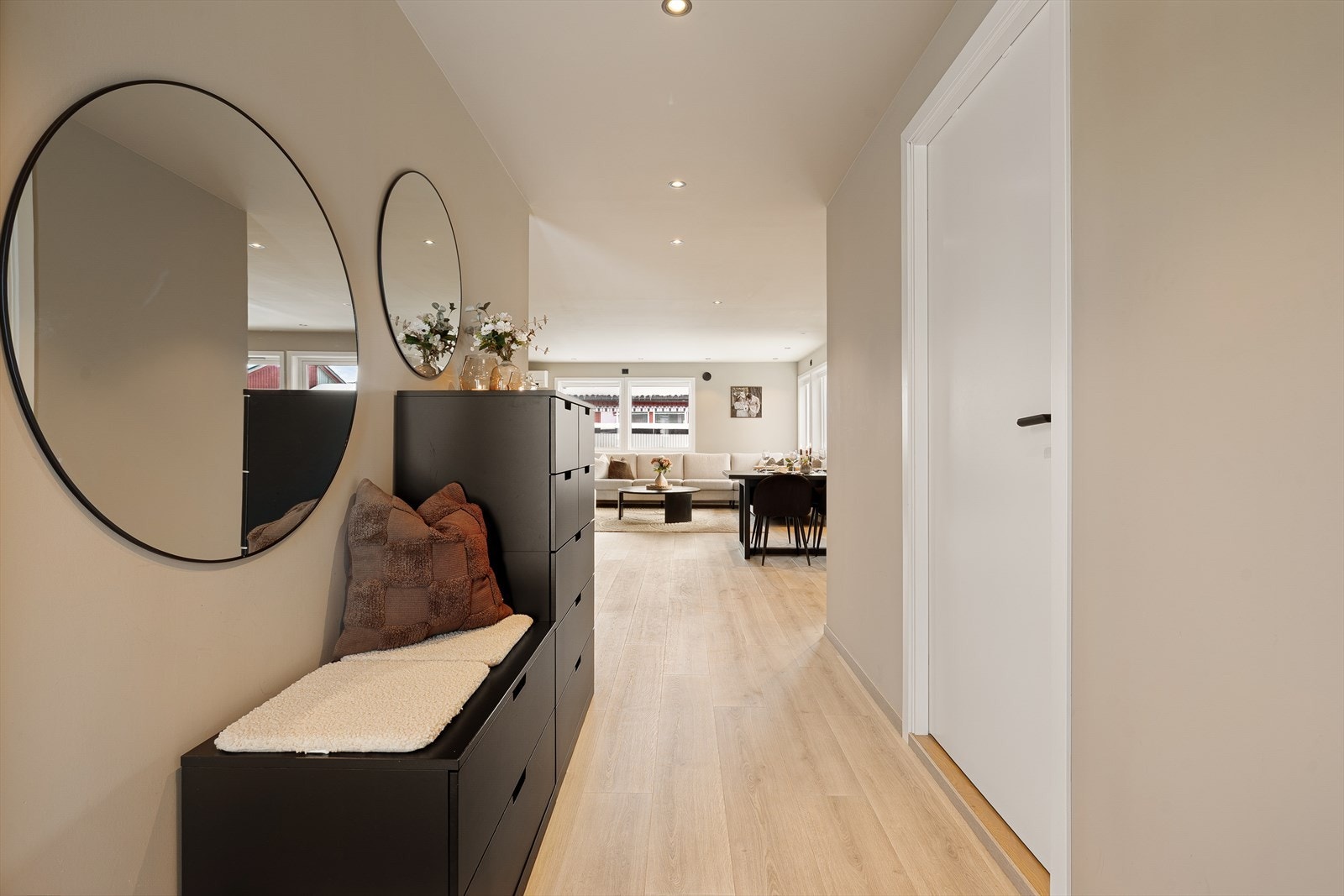 Fra entréen er det en fin og oversiktlig adkomst til oppholdsrommene. Galleribilde