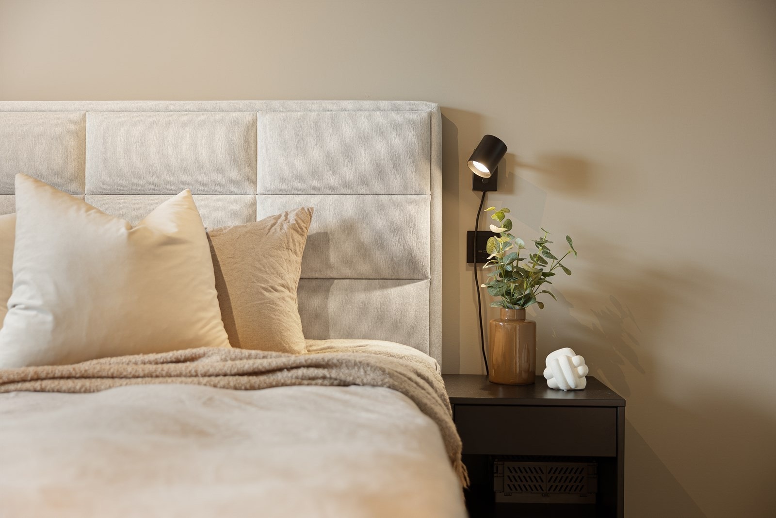 Strømuttak ved sengeplassen for enkel lading. Galleribilde