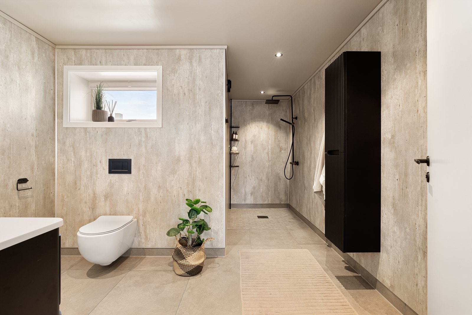 Delikat bad oppgradert i 2022 med store, moderne gulvfliser. Galleribilde