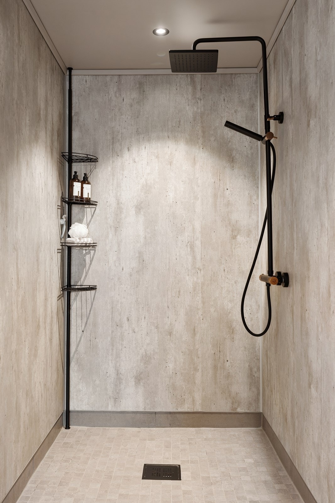 Stilren regnfallsdusj med elegant amatur. Galleribilde