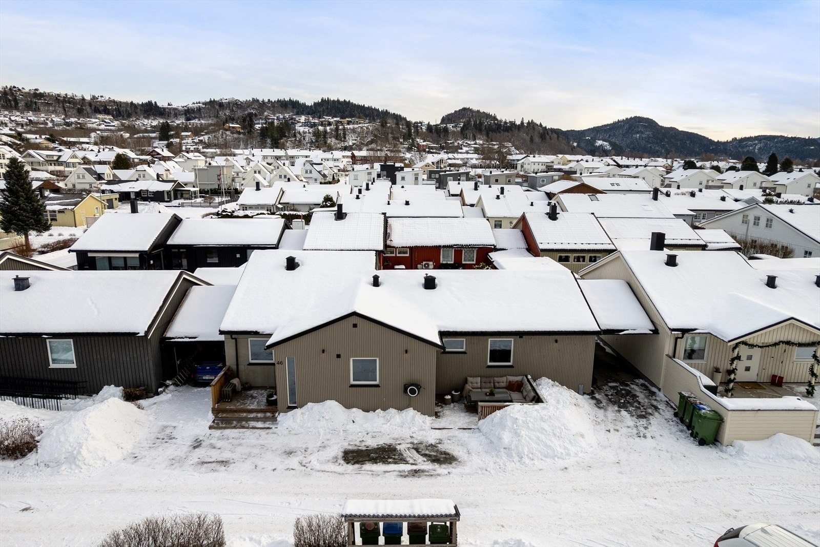 Familievennlig beliggenhet med gangavstand til barnehage og skoler. Galleribilde