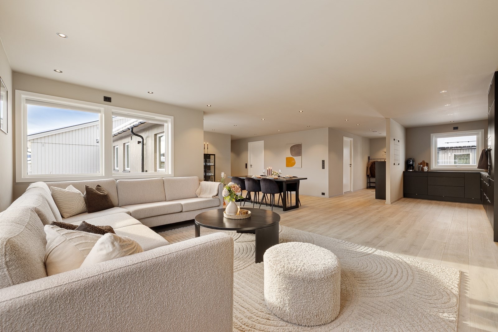 Dette er en lekker og delikat enebolig med åpen stue- og kjøkkenløsning som skaper en sosial atmosfære. Galleribilde