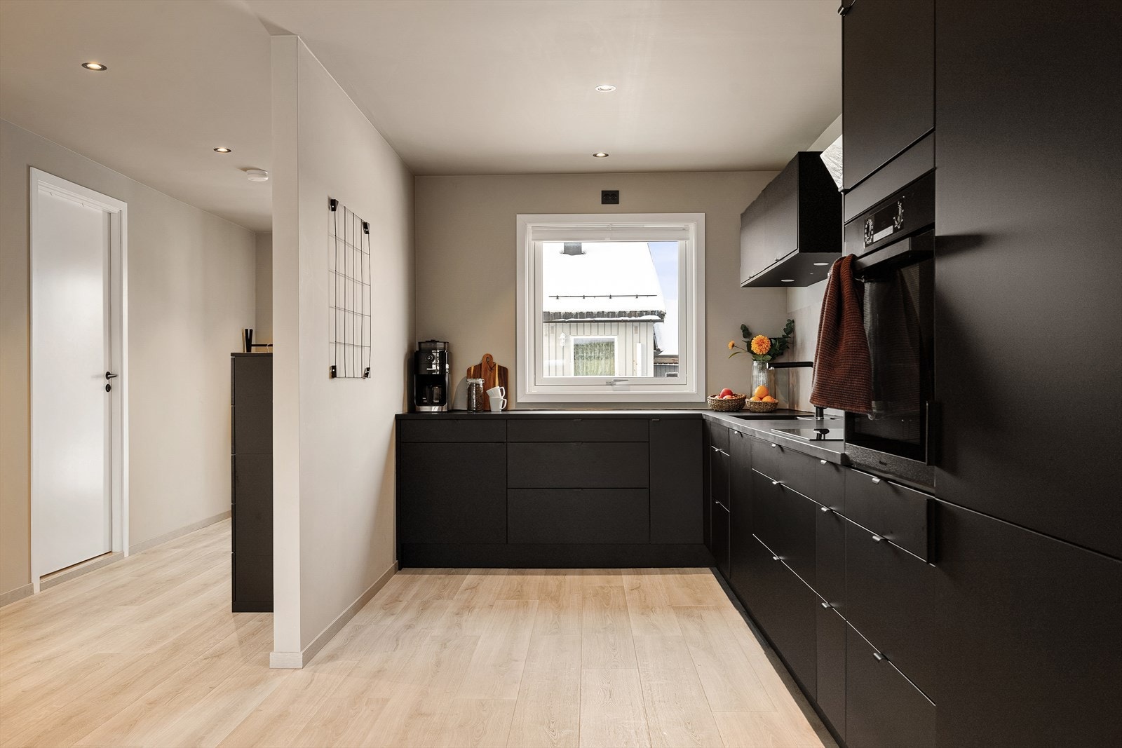 Arbeidssone ved vindu med flott dagslys og gode arbeidsforhold. Galleribilde