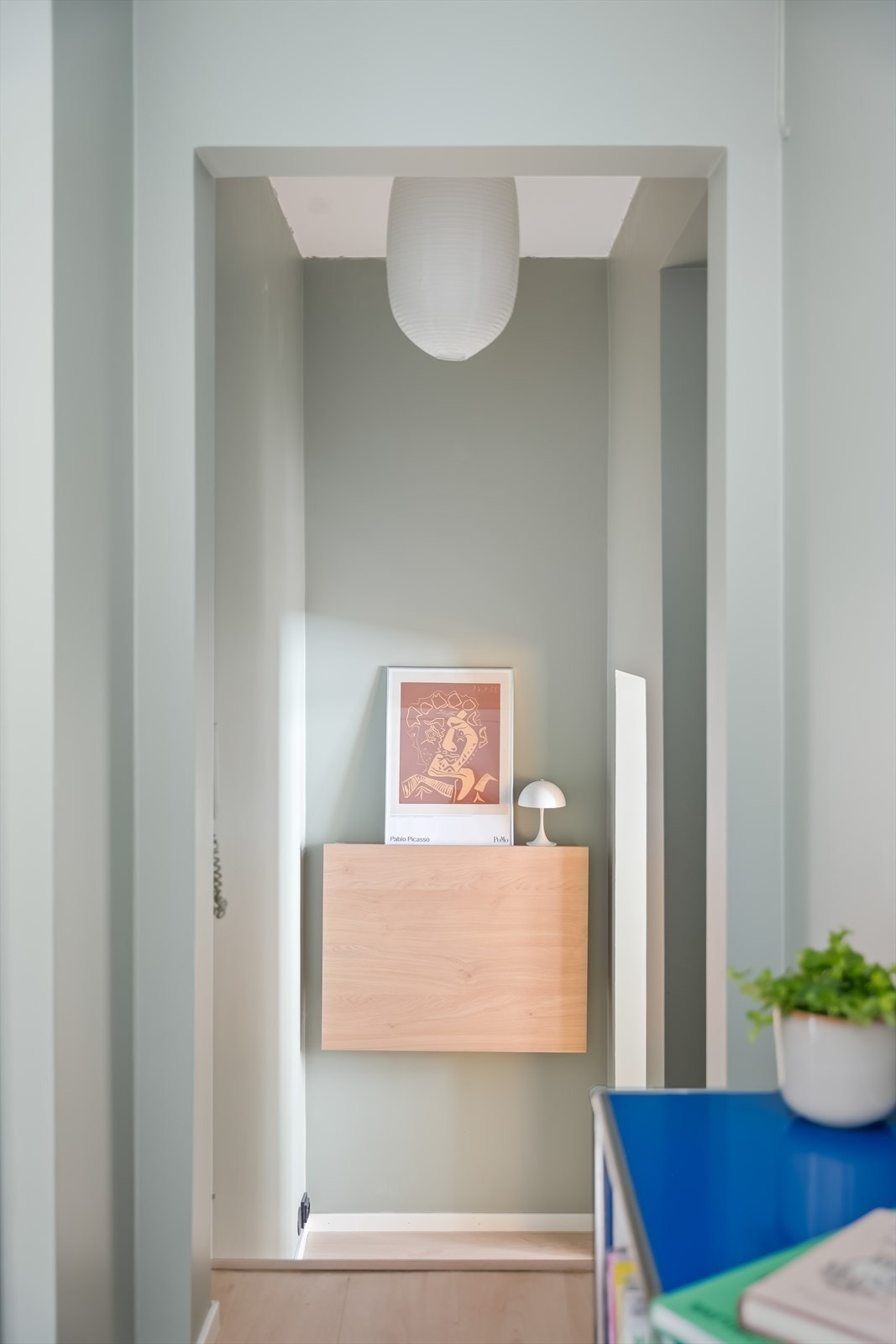 Enden av gangen har nå en praktisk vegghengt pult. Galleribilde