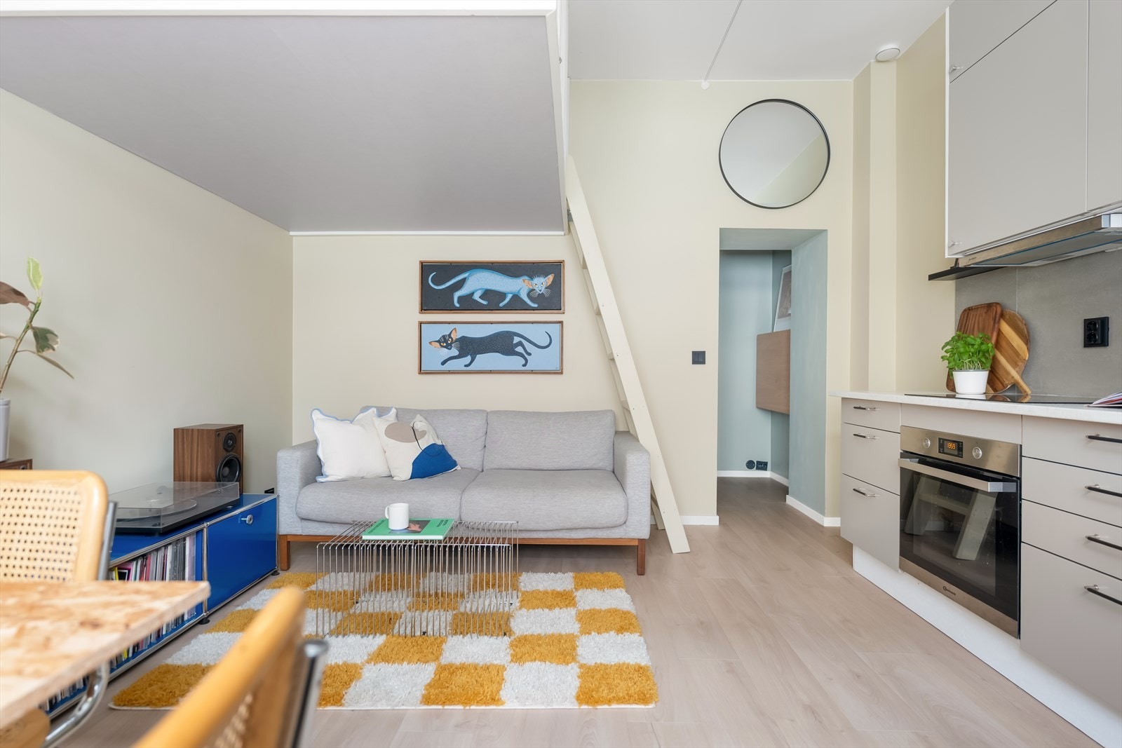 Boligen ble totaloppusset i 2023/2024 og har en arealeffektiv planløsning med åpen stue/kjøkkenløsning, hems og bad. Galleribilde