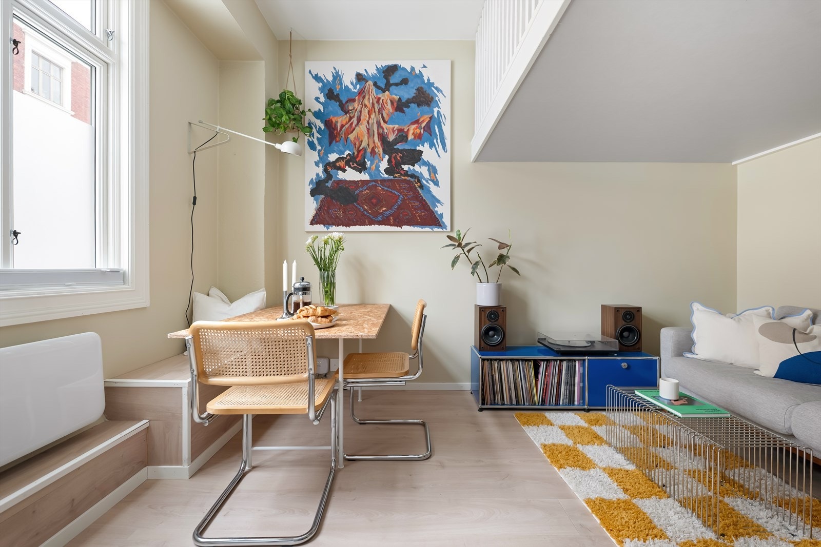 Stuen er romslig og kan møbleres fleksibelt med både sofa og spiseplass etter behov. Galleribilde