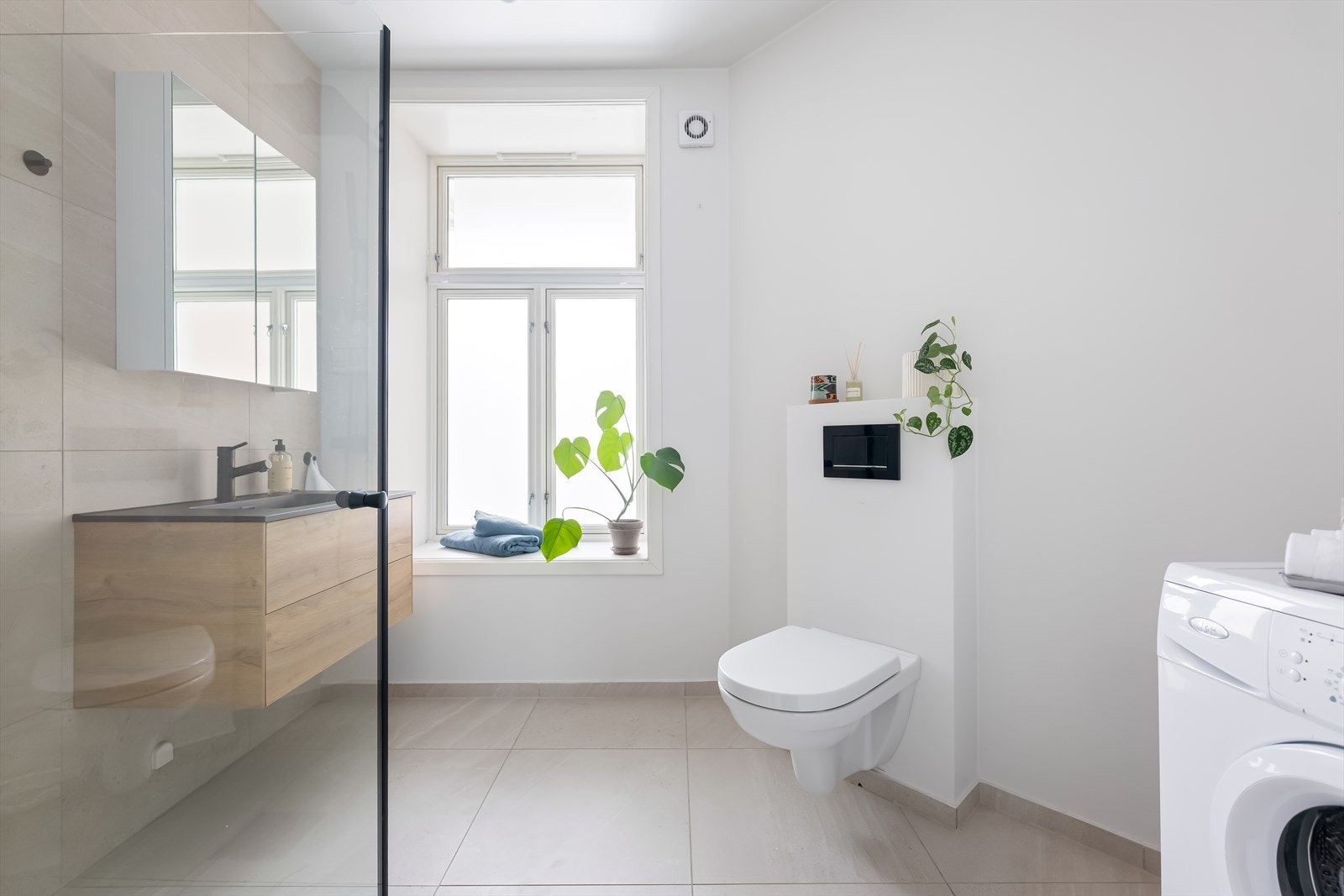 Badet fremstår moderne i lyse og delikate farger, og ble totaloppusset i 2023. Galleribilde