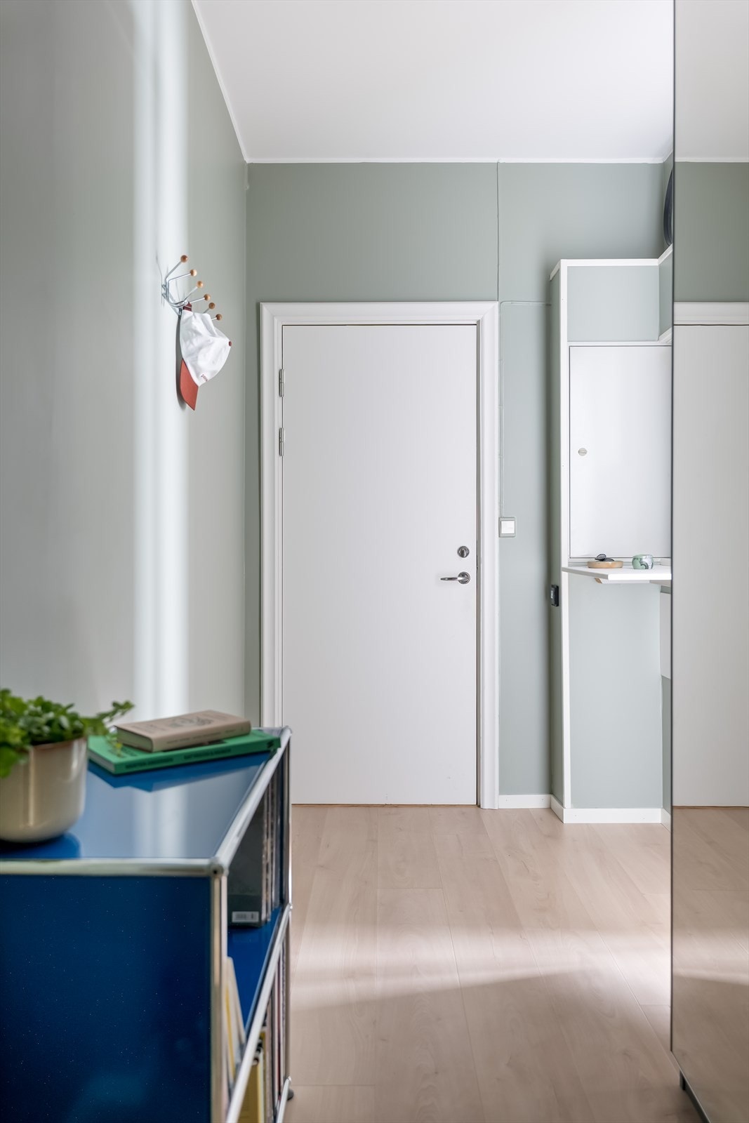 Romslig entré med plass til garderobeskap. Galleribilde