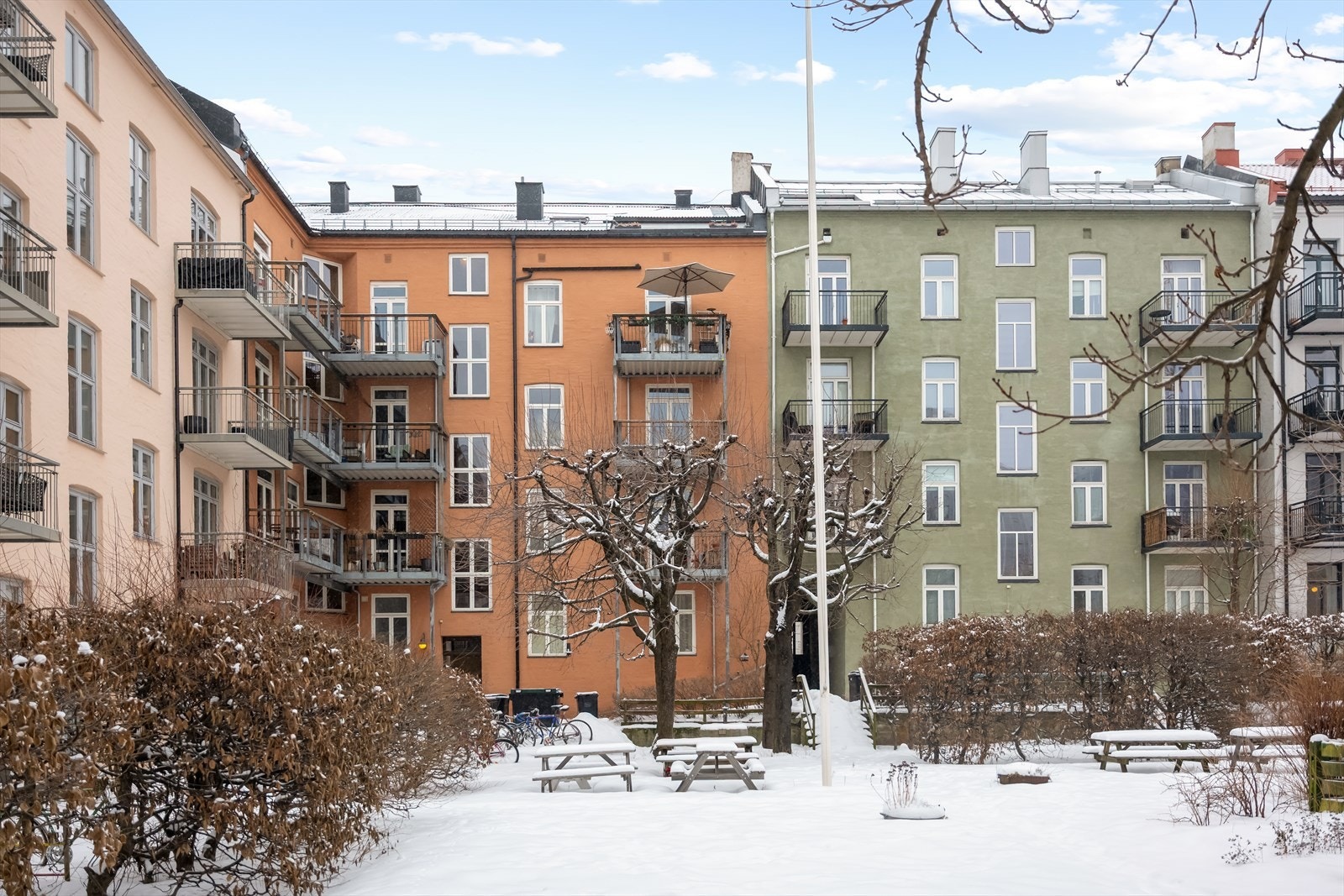 Bakgård. Galleribilde