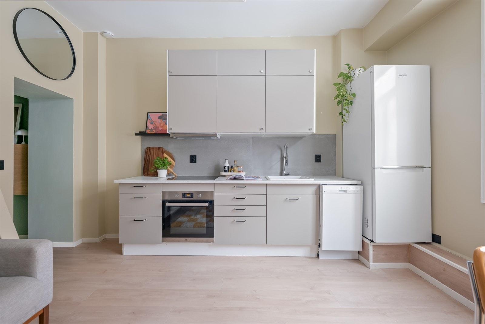 Kjøkkenet har moderne standard med HTH-innredning fra 2023. Galleribilde