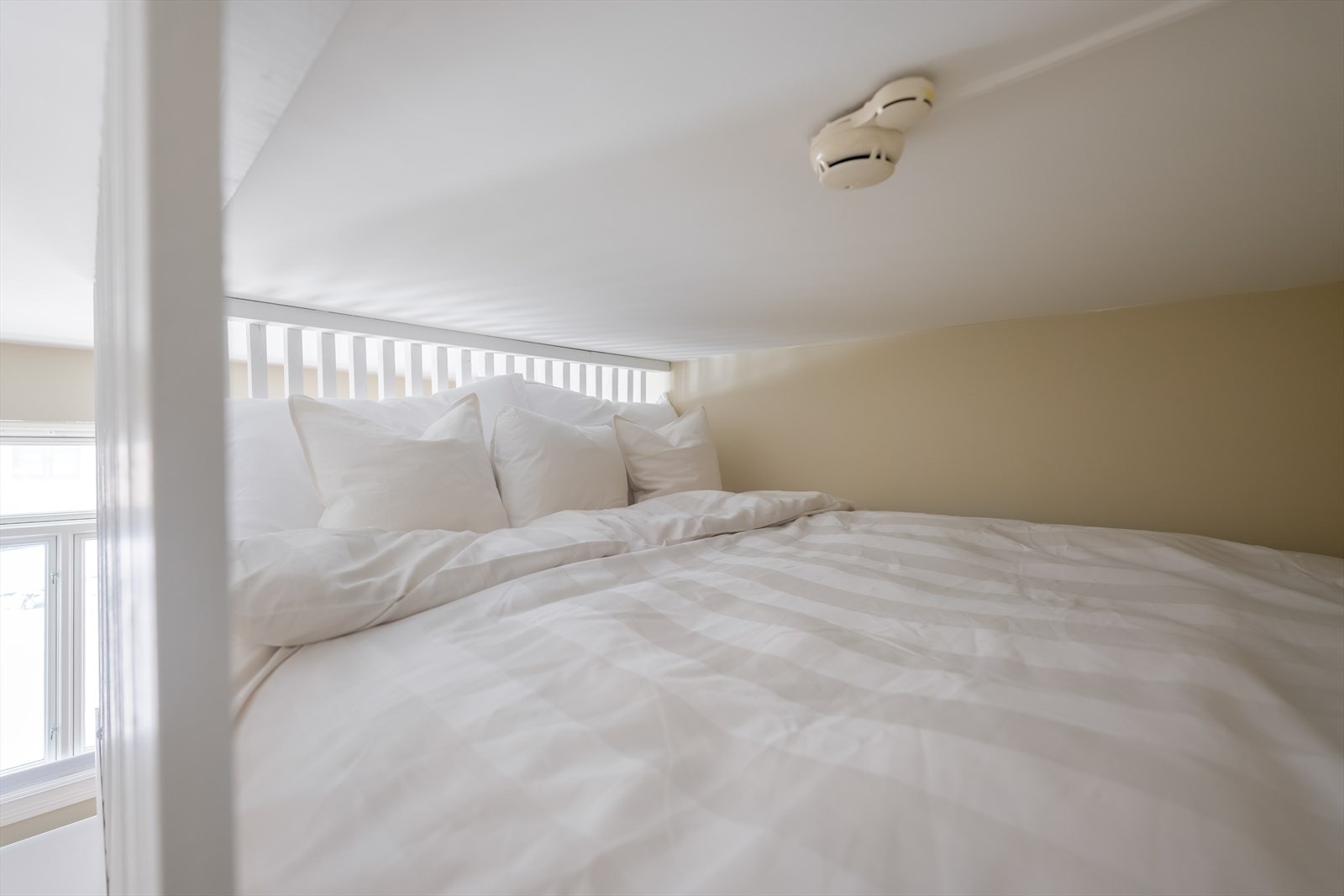 Praktisk og romslig hems som fungerer som boligens soveplass. Galleribilde