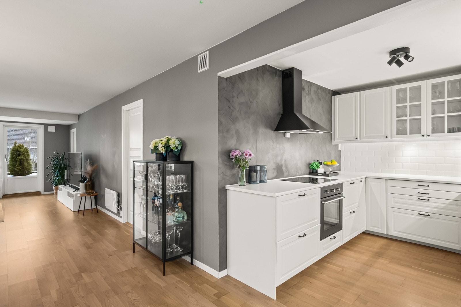 Kjøkkeninnredning fra 2017/2018. Kjøkkenet har profilerte fronter og laminat benkeplate. Integrert komfyr, platetopp, kjøl/fryseskap og oppvaskmaskin. Galleribilde