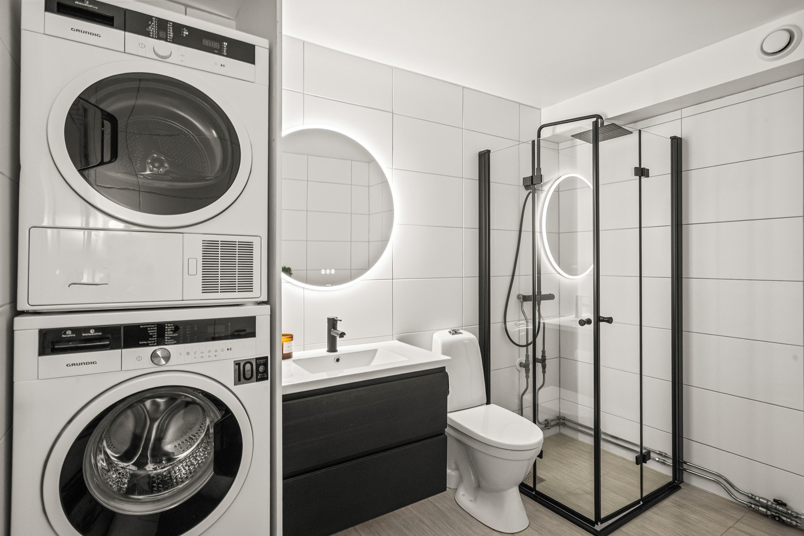 Dusjhjørne og servant med innredning - praktisk og funksjonelt Galleribilde