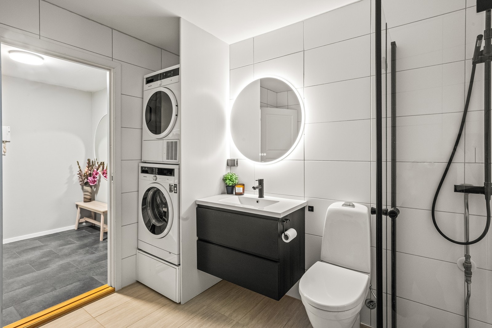 Pent og romslig bad med flislagte overflater Galleribilde