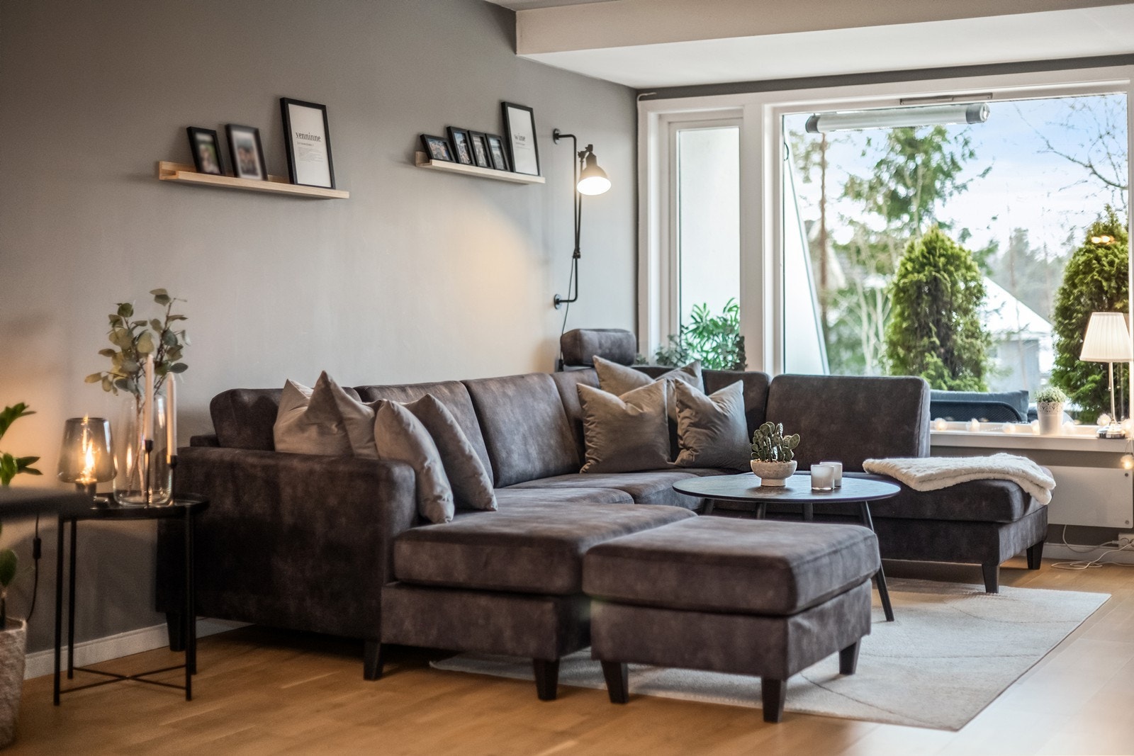 Store vindusflater gir godt naturlig lysinnslipp Galleribilde