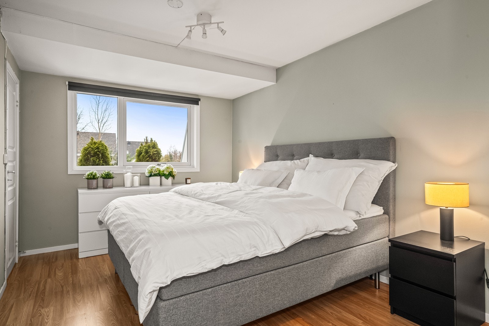 Stort og luftig soverom med god plass til dobbeltseng og annet møblement Galleribilde