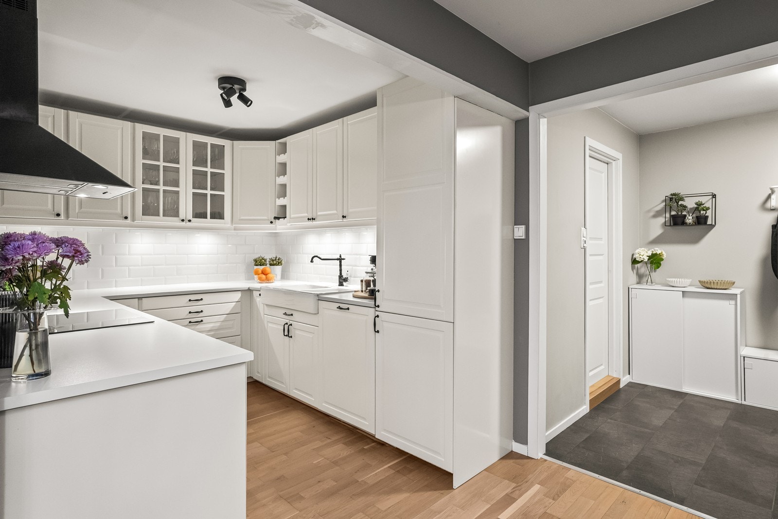 Rikelig med skap- og benkeplass for deg som liker å lage mat Galleribilde