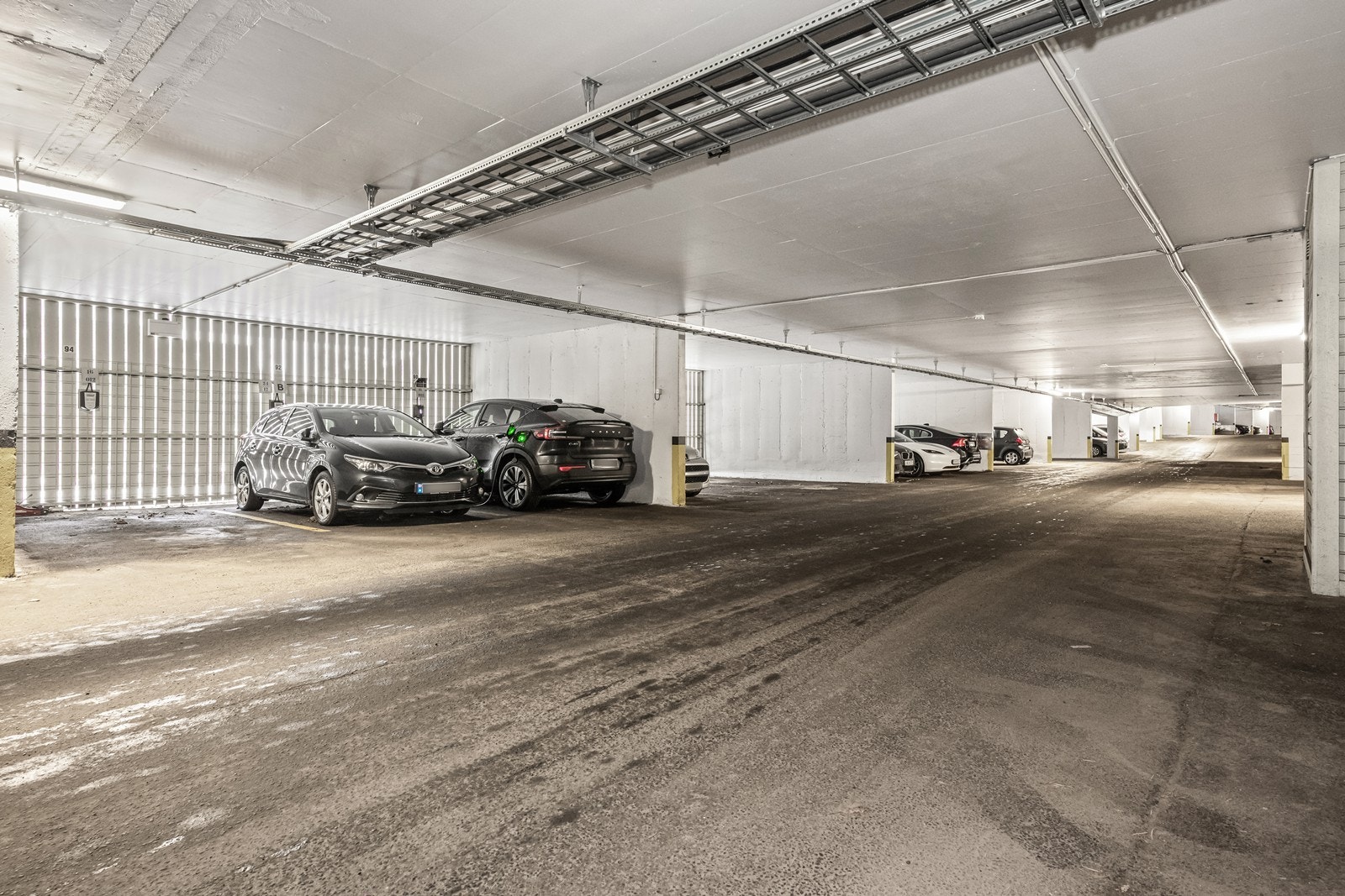 Det medfølger en garasjeplass til leiligheten Galleribilde