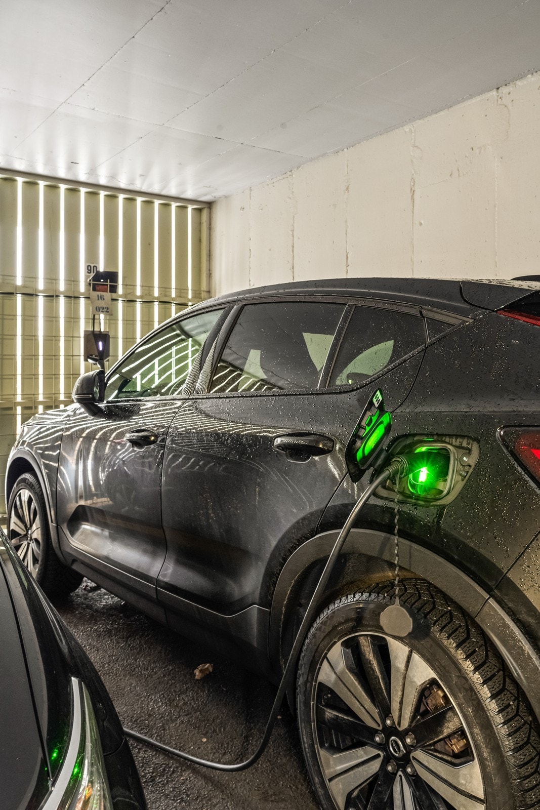 Det er også montert el-bil lader i garajen Galleribilde