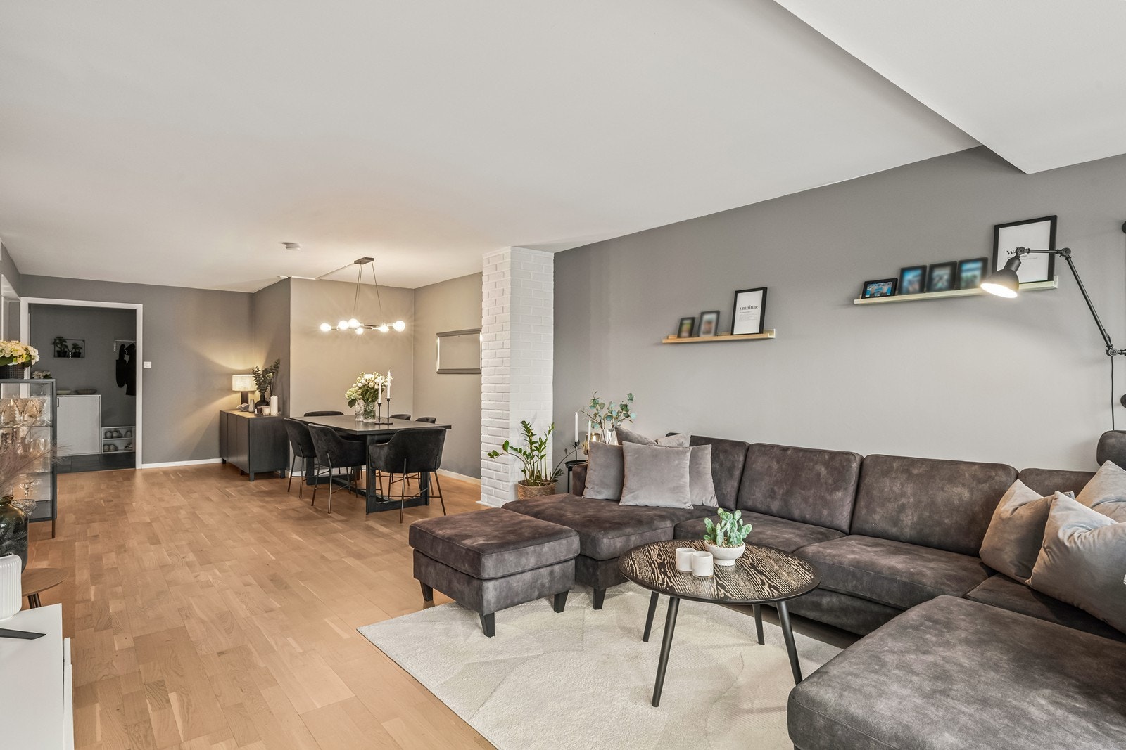 Romslig oppholdsrom med moderne og fine overflater Galleribilde