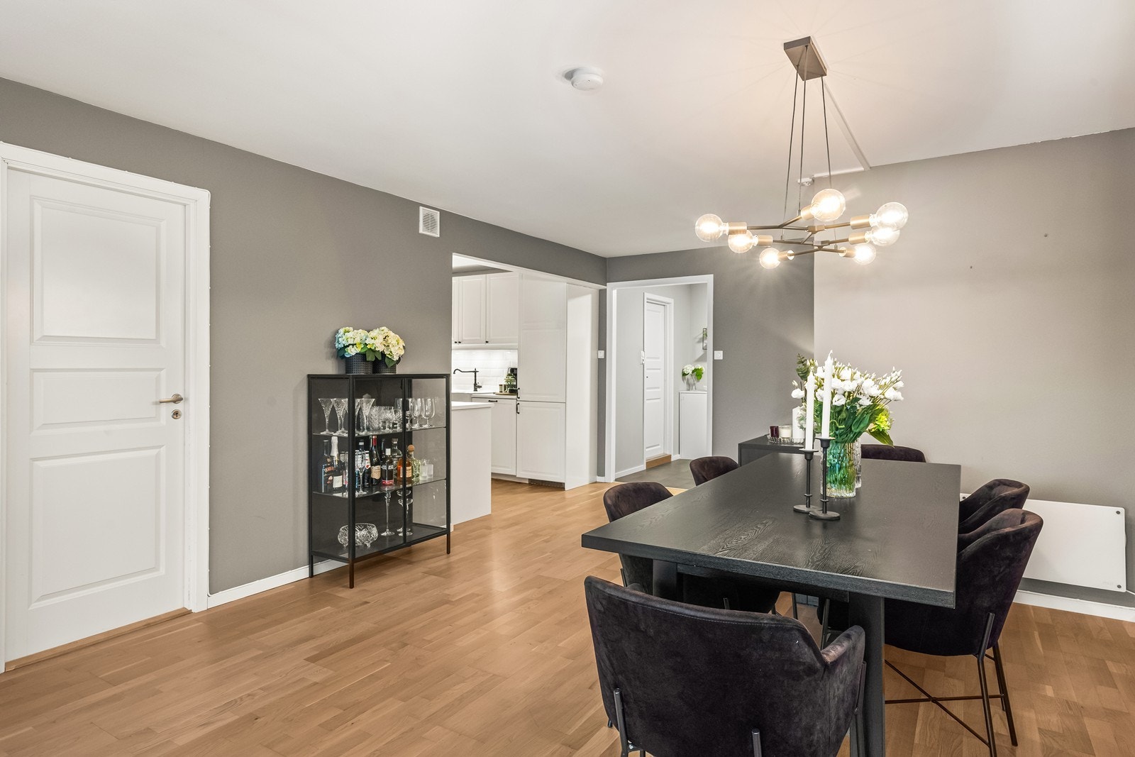 Videre fra stuen inn til kjøkkenet Galleribilde