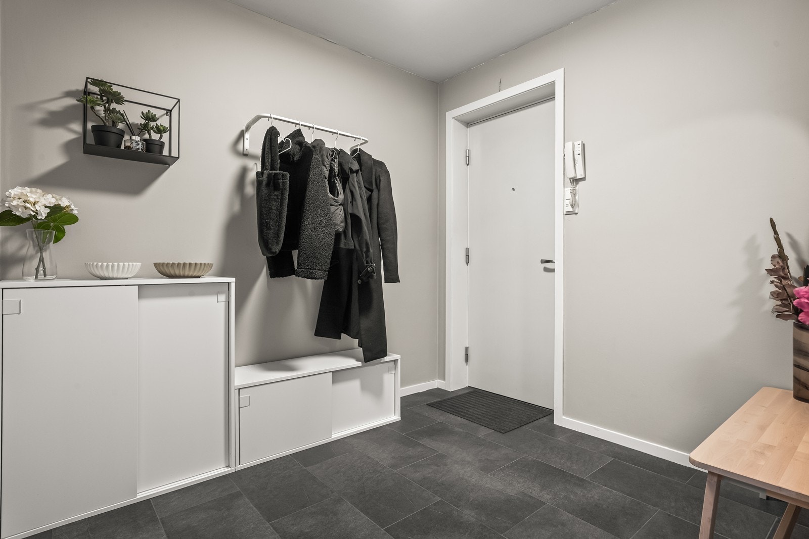 Ryddig og praktisk inngangsparti som gir et godt førsteinntrykk Galleribilde