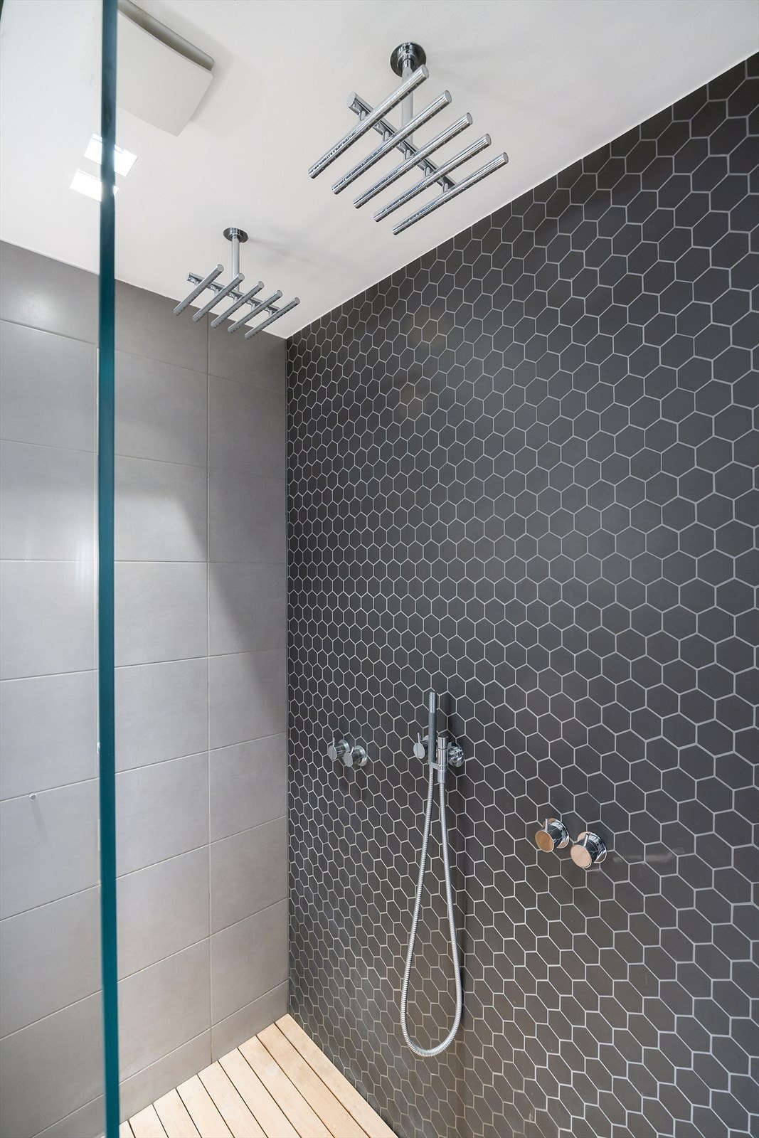 Dusjsonen er romslig med dobbel regndusj. Galleribilde