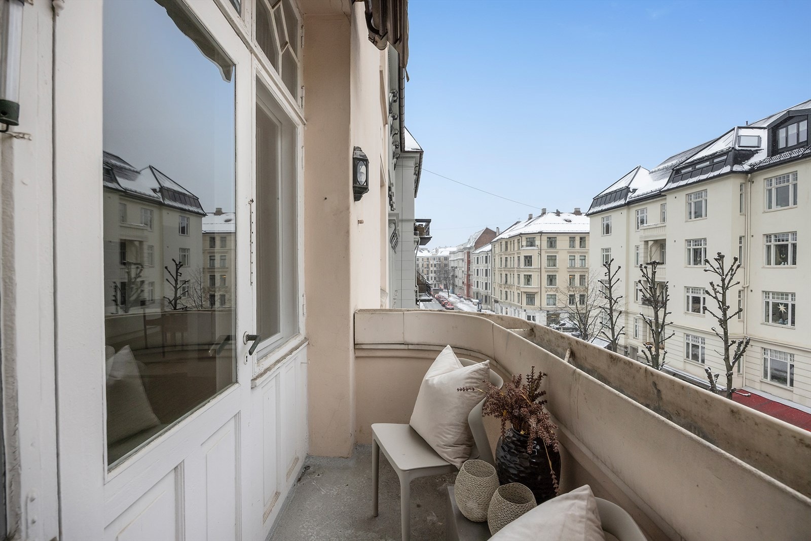 Fra stuen er det en 3 kvm balkong med hyggelig utsyn mot herskapelige bygårder fra 1900-tallet. Galleribilde